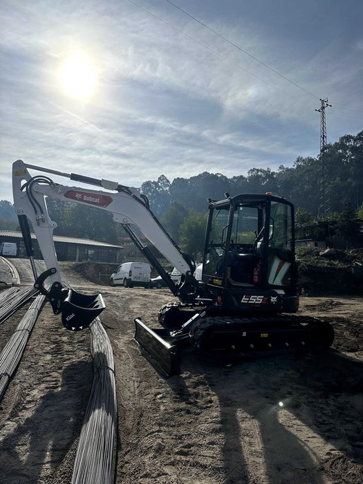 Mini-Giratória 5.7 ton BOBCAT E55Z com Operador