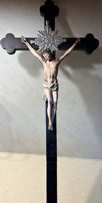 Antigo crucifixo em pau santo com Cristo esculpido em madeira e policromado