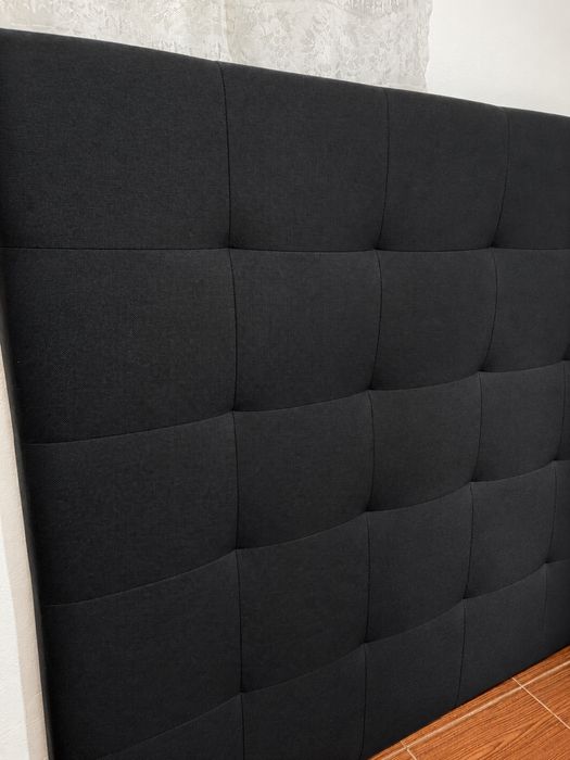 Cama de casal estofada preta
