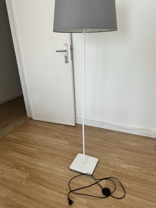 Candeeiro de Pé Moderno com Cúpula Cinzenta