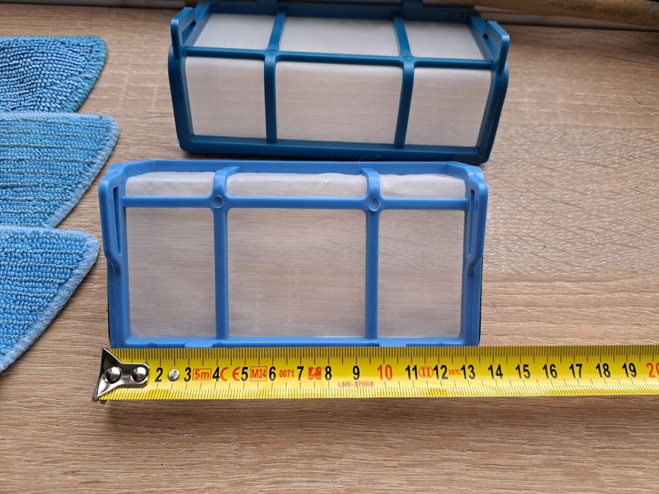 Robot sprzatajacy akcesoria