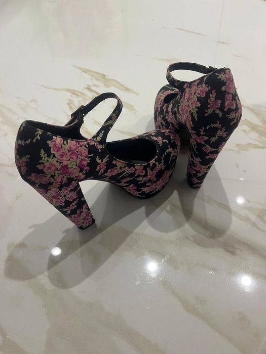 Sapatos de salto alto compensado