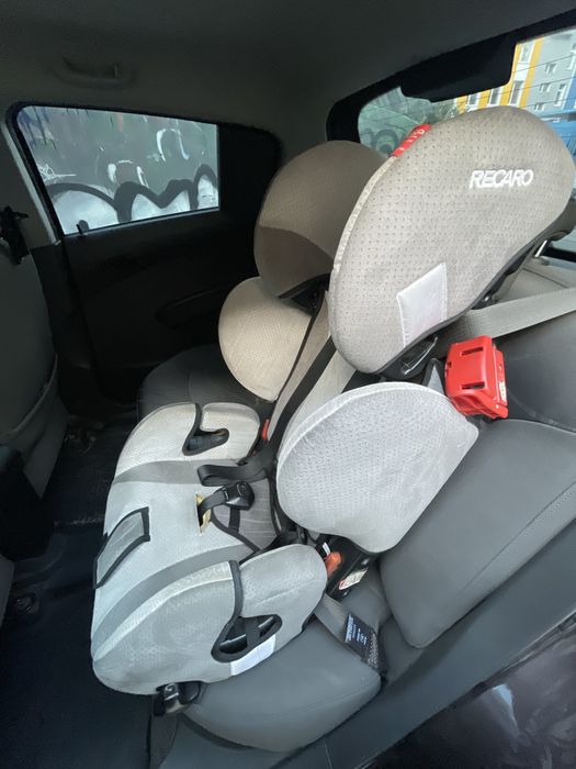 Продам автокресло Recaro young sport