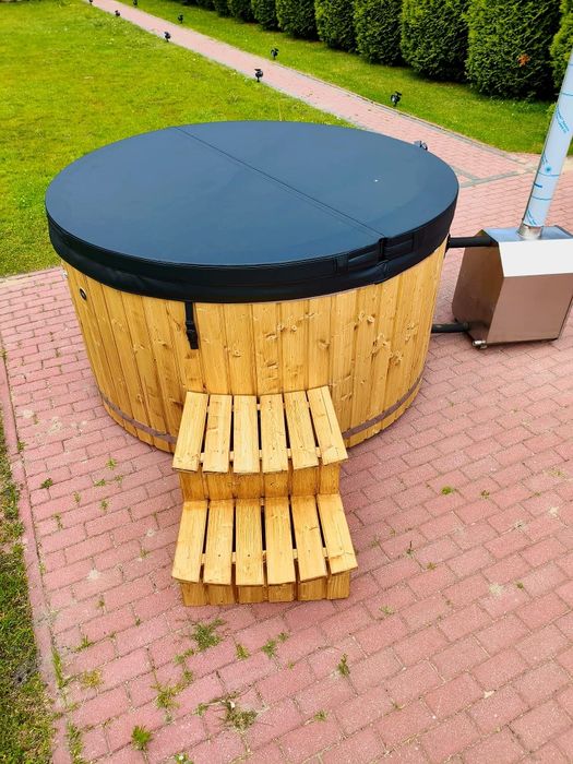 Dobrze wyposażona balia ogrodowa z transportem i montażem JACUZZI