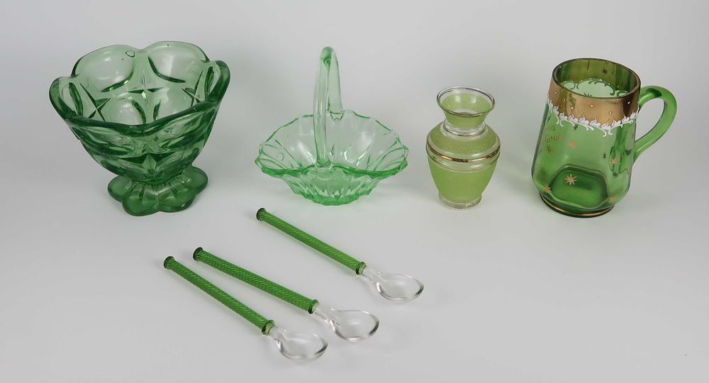 Conjunto decorativo em vidro verde antigo