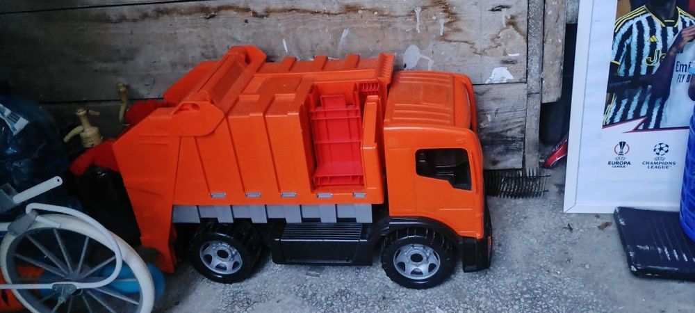 Śmieciarka firmy Lena