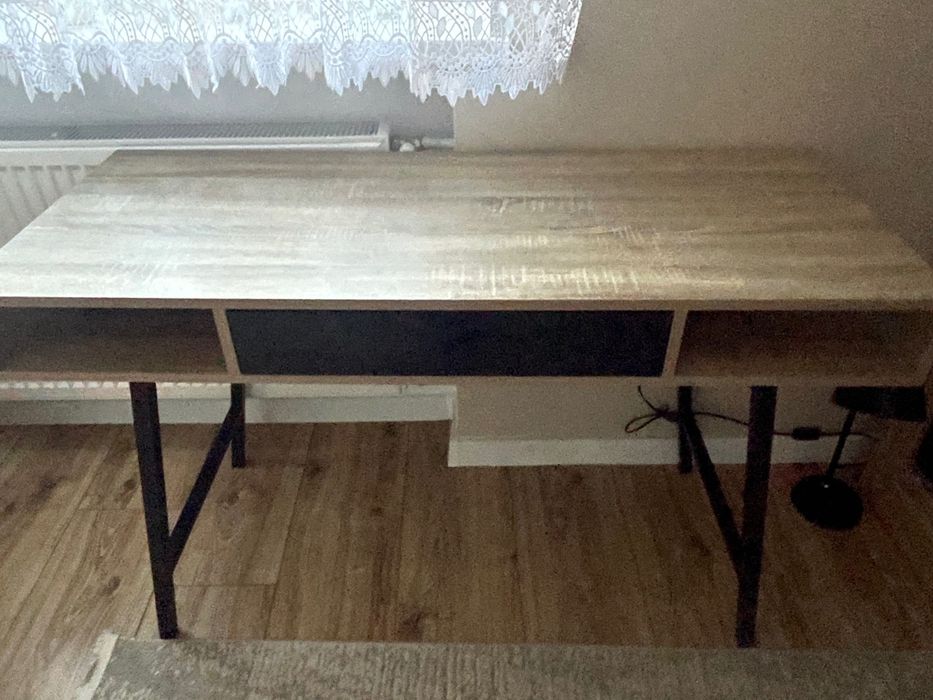 Biurko z metalowymi nogami