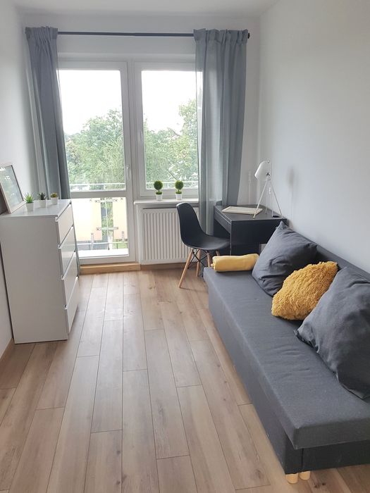 Od 01.08.26 do wynajęcia pokój jednoosobowy z balkonem przy ul. Witkacego 2