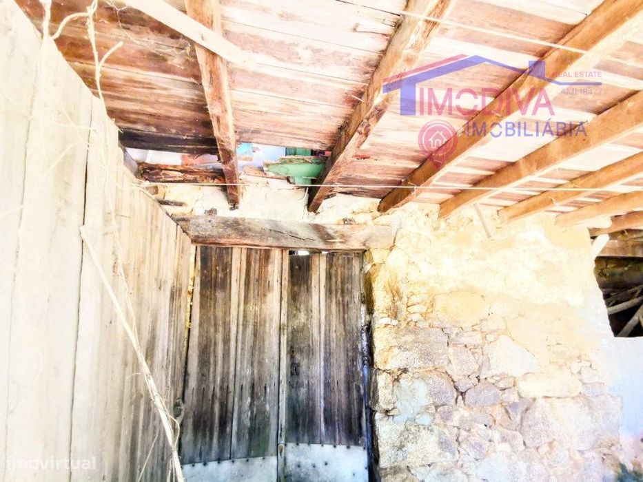 Moradia T2 com terreno a confrontar com ribeira em Figueiró dos Vinhos