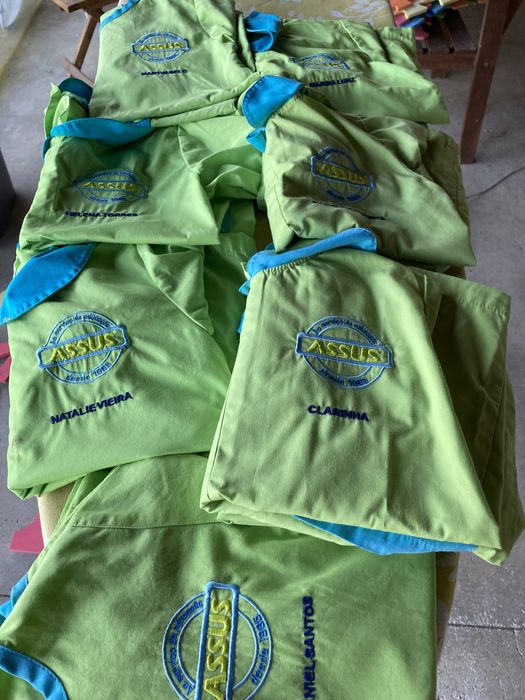 Batas, chapéus e lancheiras bordadas