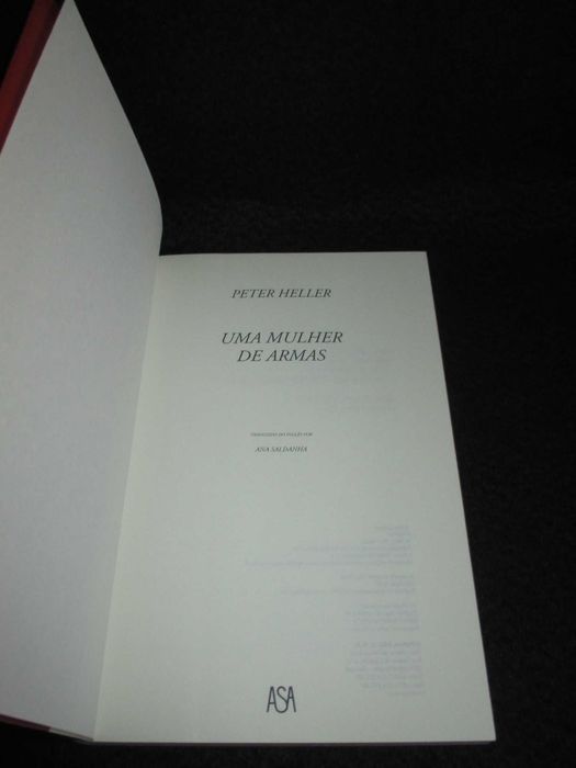 Livro Uma mulher de armas Peter Heller