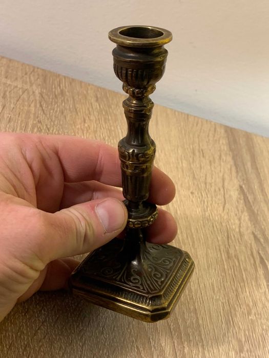 antyk świecznik z brązu zdobiony