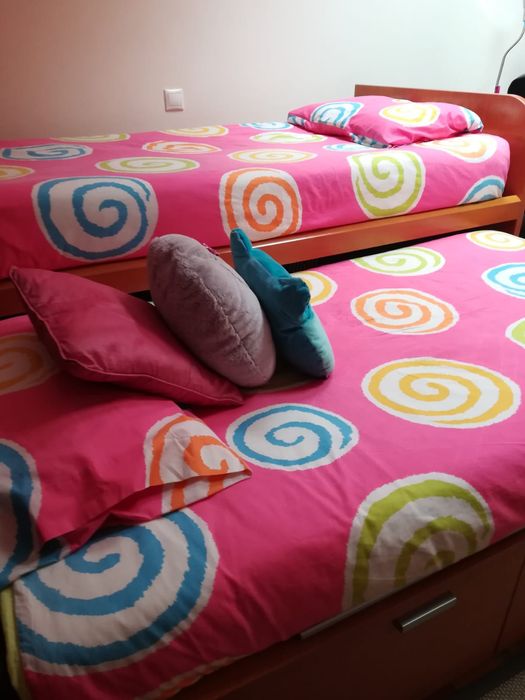 Duas camas com arrumação