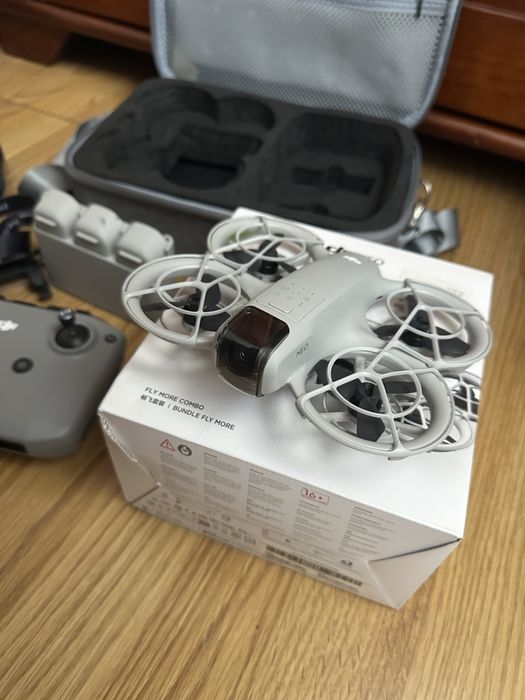 DJI Neo Fly More Combo com comando e bolsa