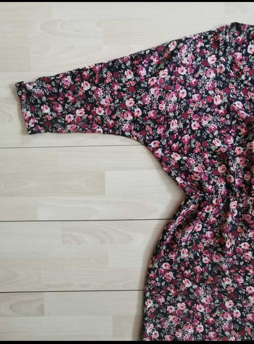 Lekka czarna sukienka w czerwone róże H&M rozmiar 42