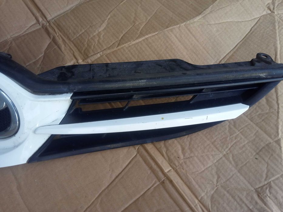toyota AURIS II 13-15 grill atrapa zderzaka przód