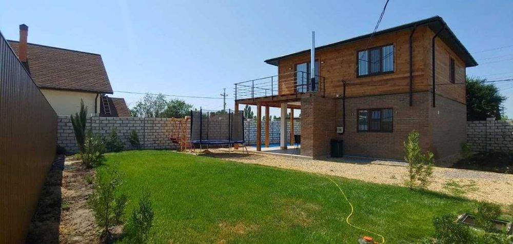 Подобова Оренда Будинок з Банею та Басейном на Кароліна Бугазі