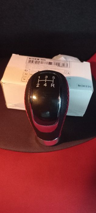 Cabeça de mudanças desportiva vermelha e preta