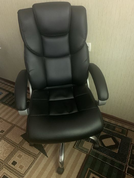 Офисное кресло, состояние нового, ПВХ, черного цвета