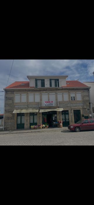 Vende-se prédio com 3 pisos em Vila Franca das Naves 483m2