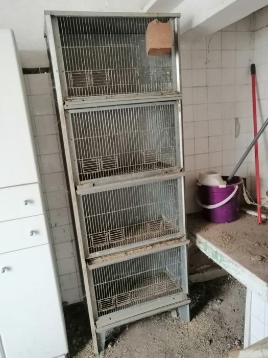 Varias gaiolas viveiros grandes