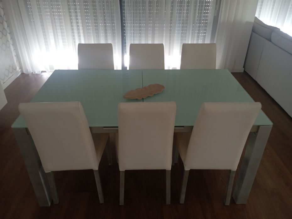 Mesa de Sala em bom estado.
