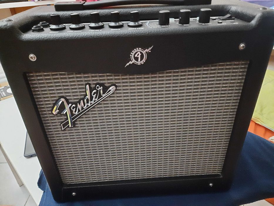 AMPLIFICADOR Fender Mustang I V.2 + FOOT SWITCH DA FENDER