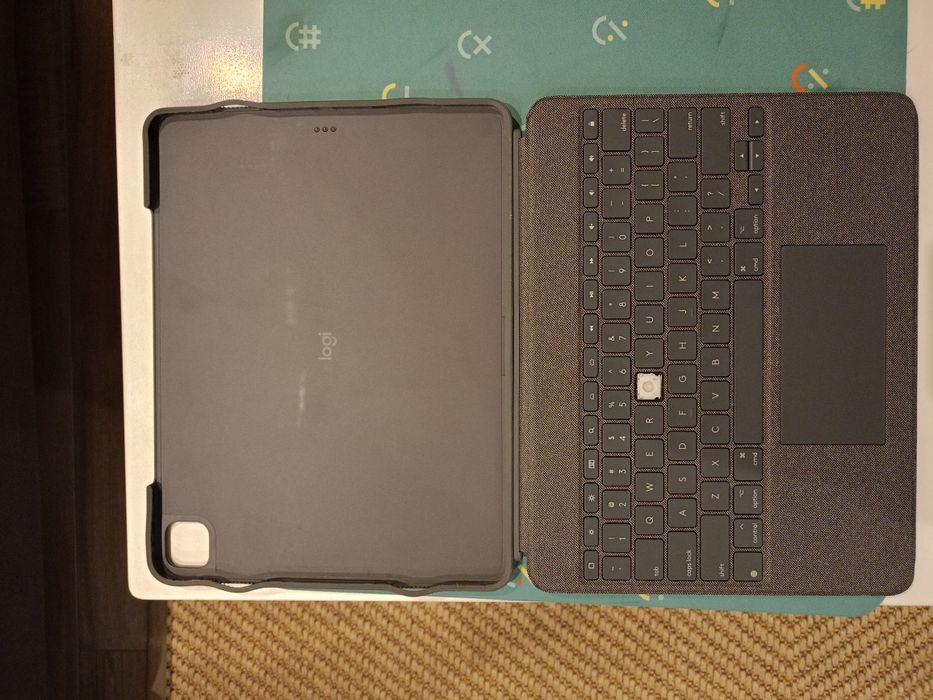 Etui z klawiaturą Logitech- uszkodzona.