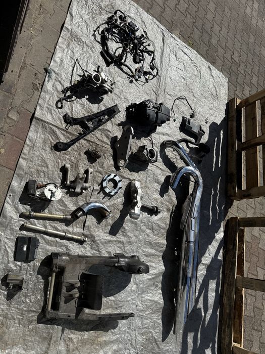 Suzuki vzr  1800 czesci wydech regulator kolo tyl