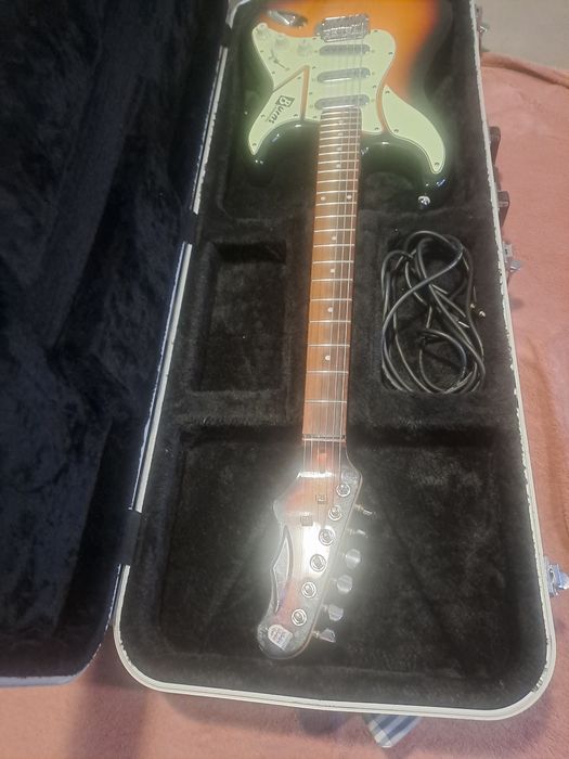 Gitara elektryczna z twardym futeralem.
