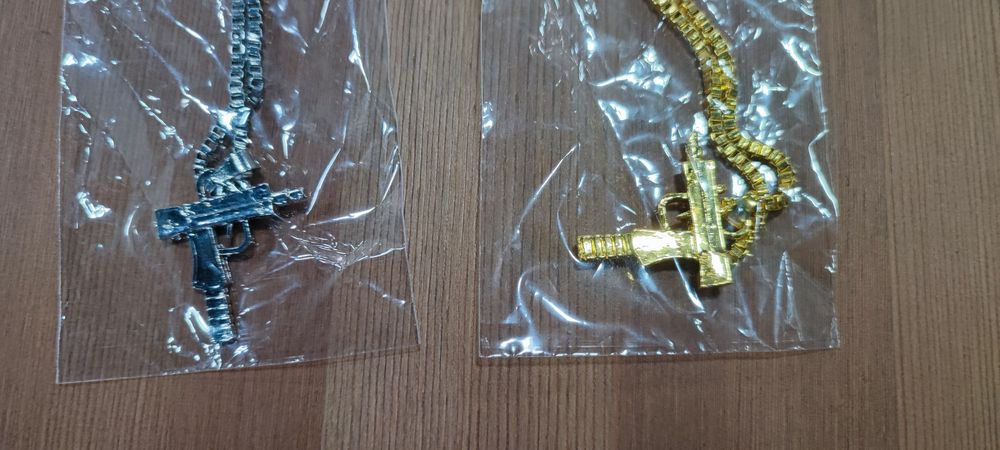 Conjunto Colares Uzi Dourado e Prateado novos