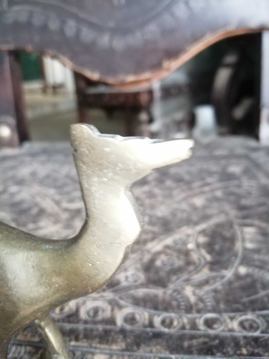 estatueta pequena antiga em metal