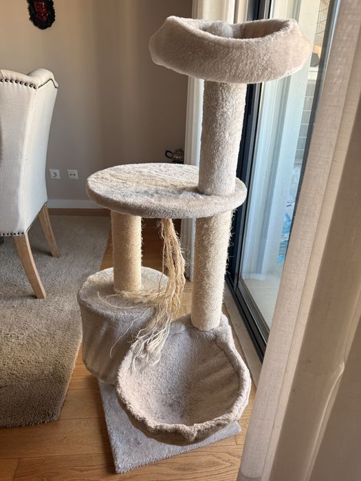 Casa e arranhador de gatos