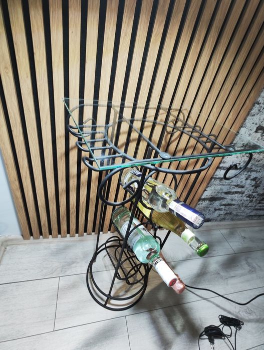 Metalowy stojak na wina