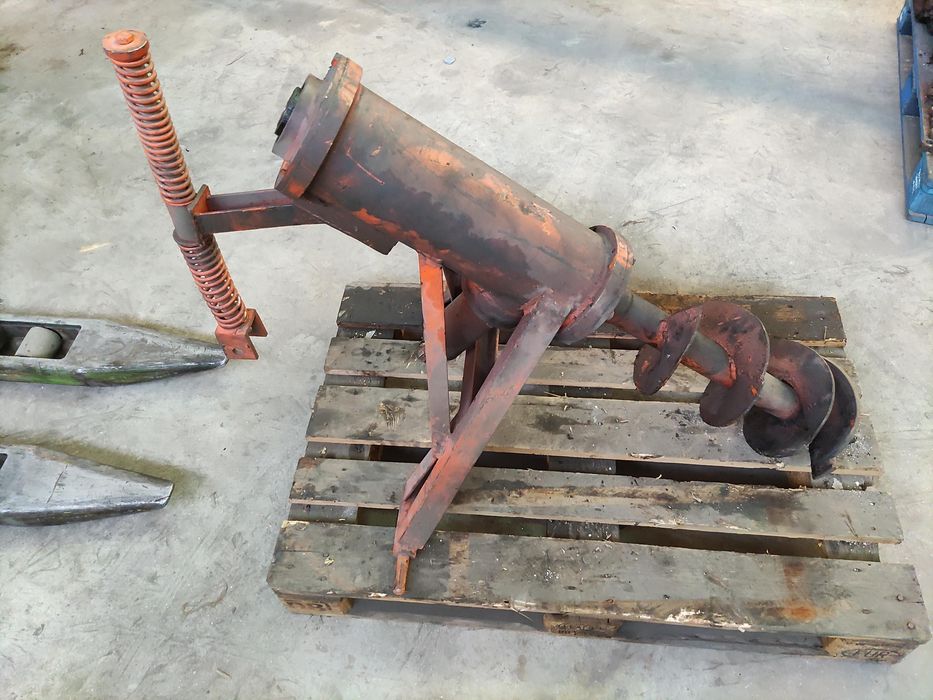 Broca perfuradora para trator