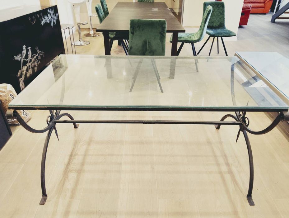 Mesa de vidro em ferro forjado