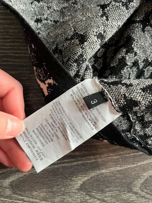 Marciano by Guess sukienka obszyta brokatową nitką z głębokim dekoltem