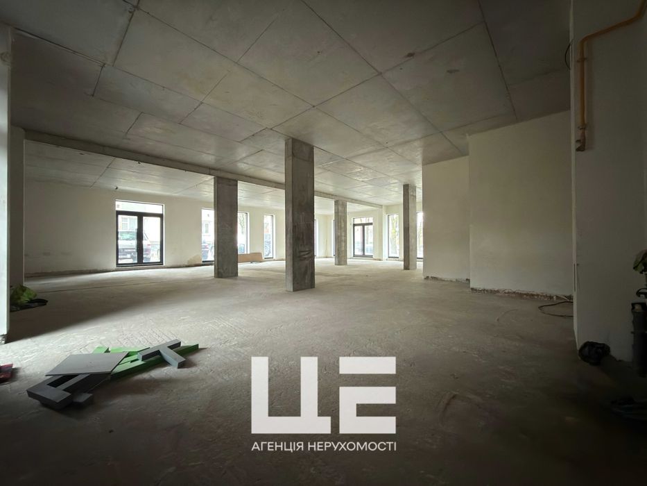 Продаж комерційного приміщення. 204кв.м. Фасад. вул. Окружна 43.