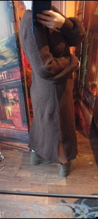 Тепла сукня з розрізами в шоколадному кольорі