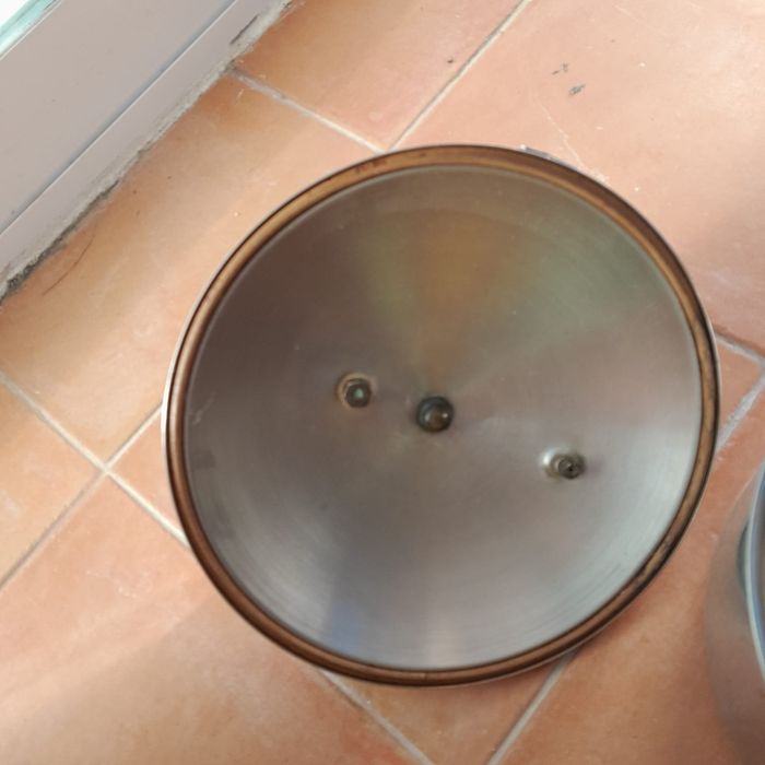 Panela de pressão em ferro fundido com asas e pipo