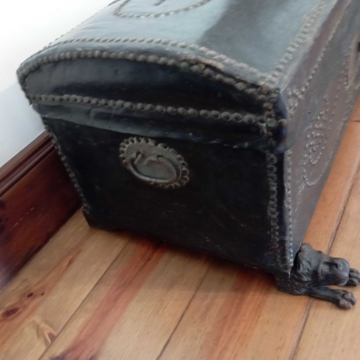 Arca antiga, em couro preto