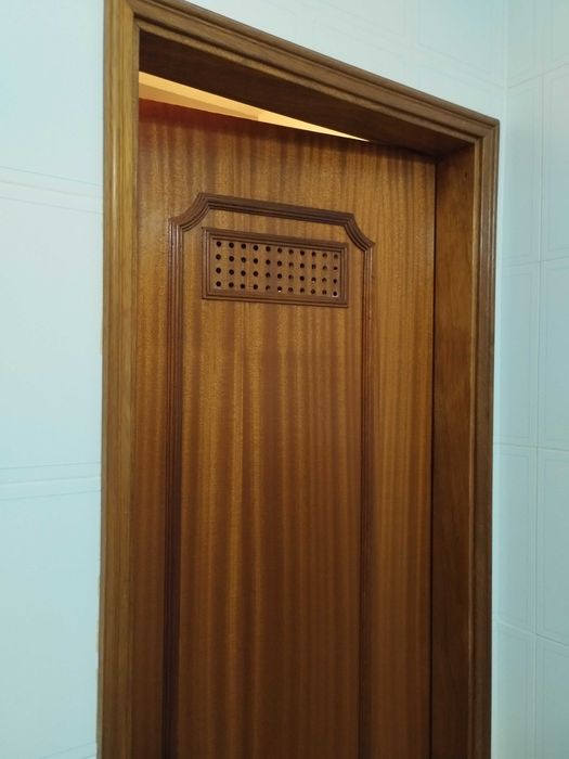 Porta castanho madeira maciça