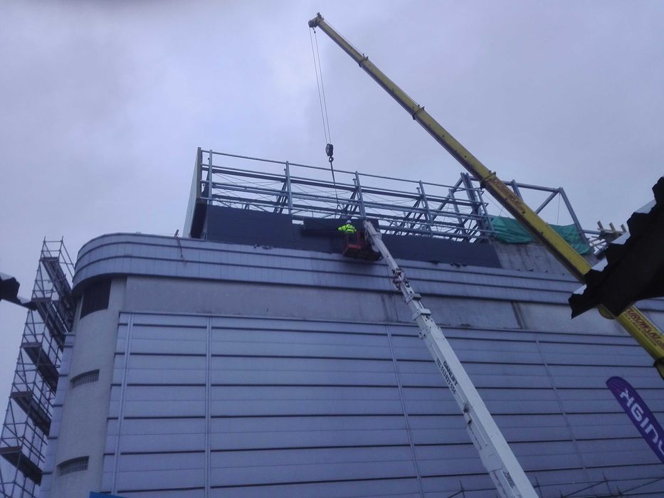 Płyty warstwowe montaż do betonu  konstrukcji  stalowych hale