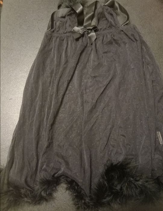 Elegancka koszulka nocna rozmiar S. Kolor czarny, styl.
