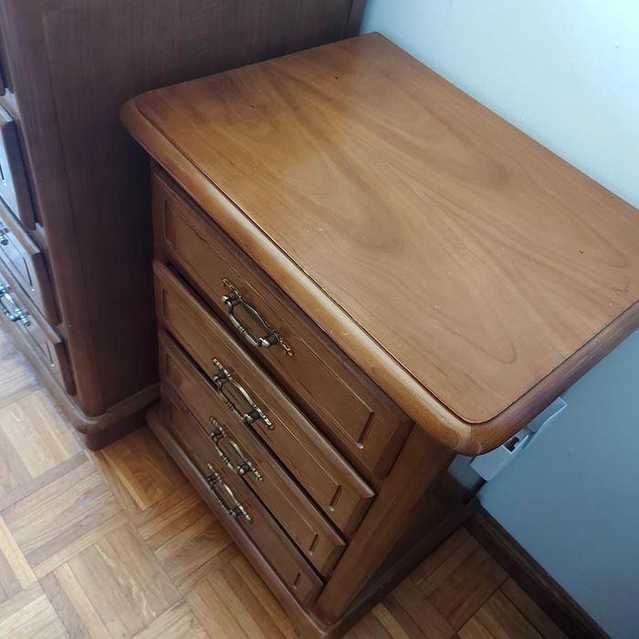Cómoda e mesinhas de cabeceira em bom estado