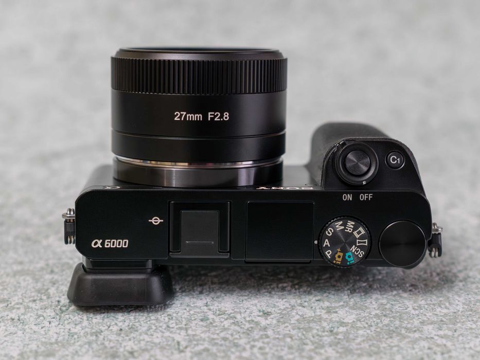 Sony a6000 + объектив AF f/2.8 27mm • APS-C 24,3 Мп • Wi-Fi • NFC