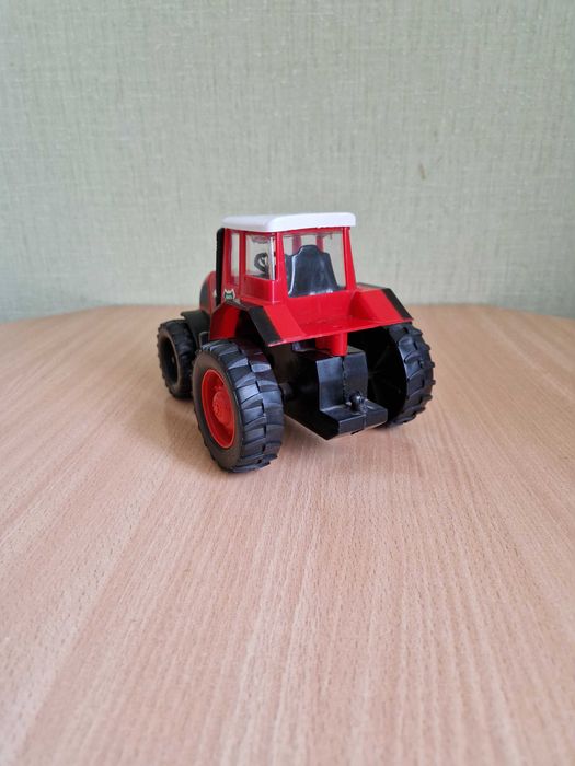 Traktor zabawka czerwony