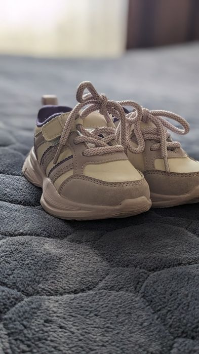 Кросівки на дівчинку