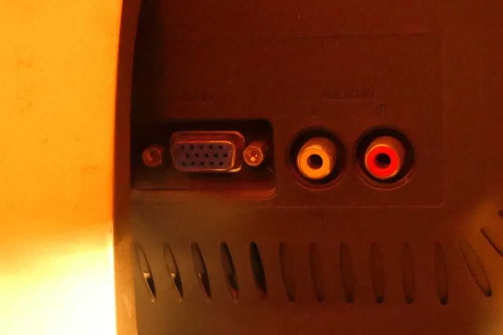 Yakumo - monitor , zgrabny , sprawny , kompletny .