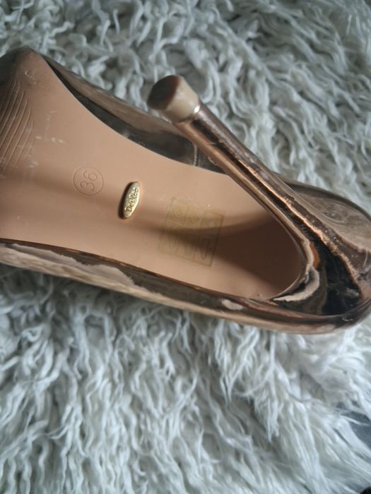 Szpilki złote rozm. 36